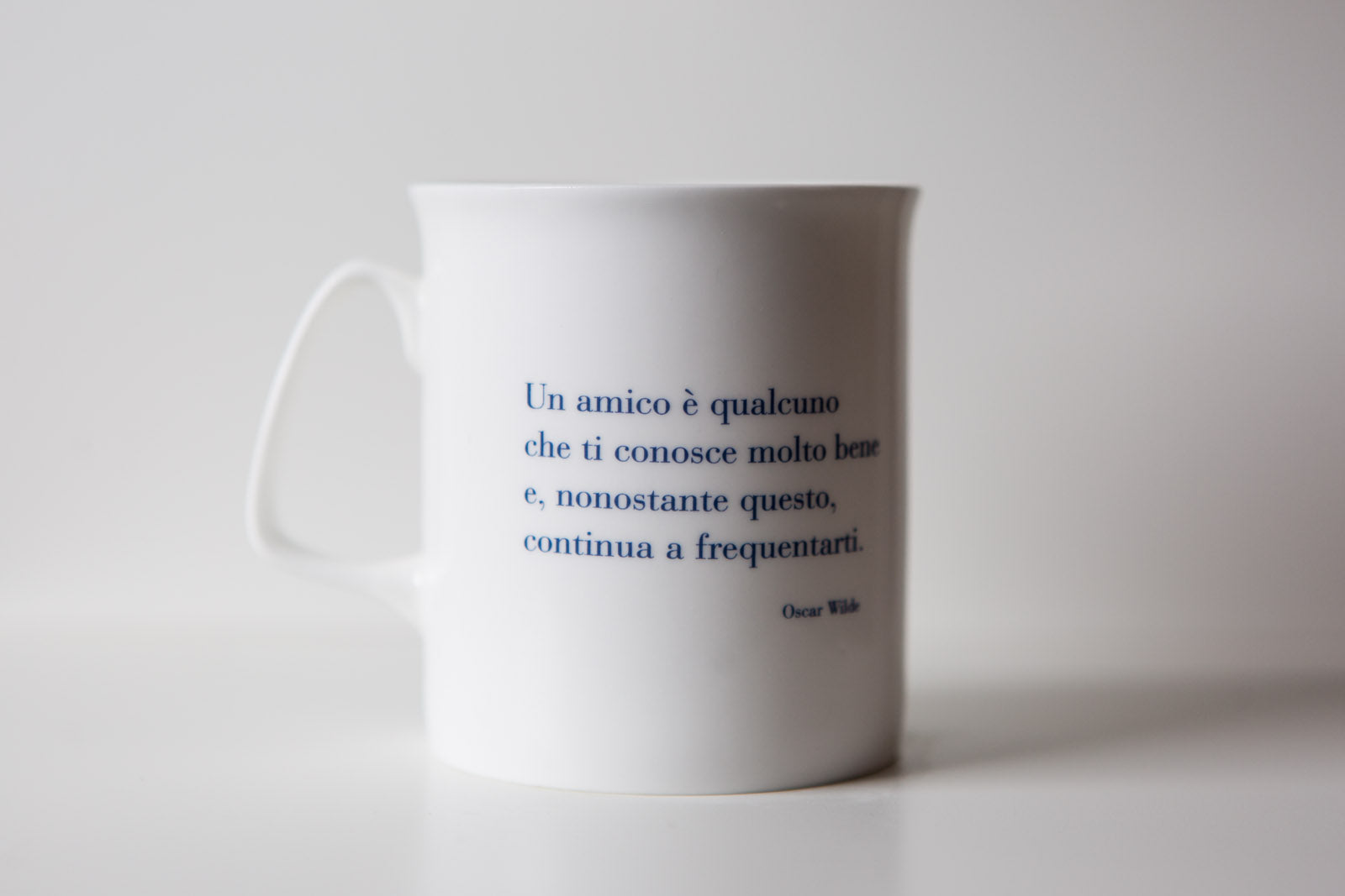 Tazza letteraria - Un amico è qualcuno che ti conosce molto bene nonostante questo continua a frequentarti. Oscar Wilde